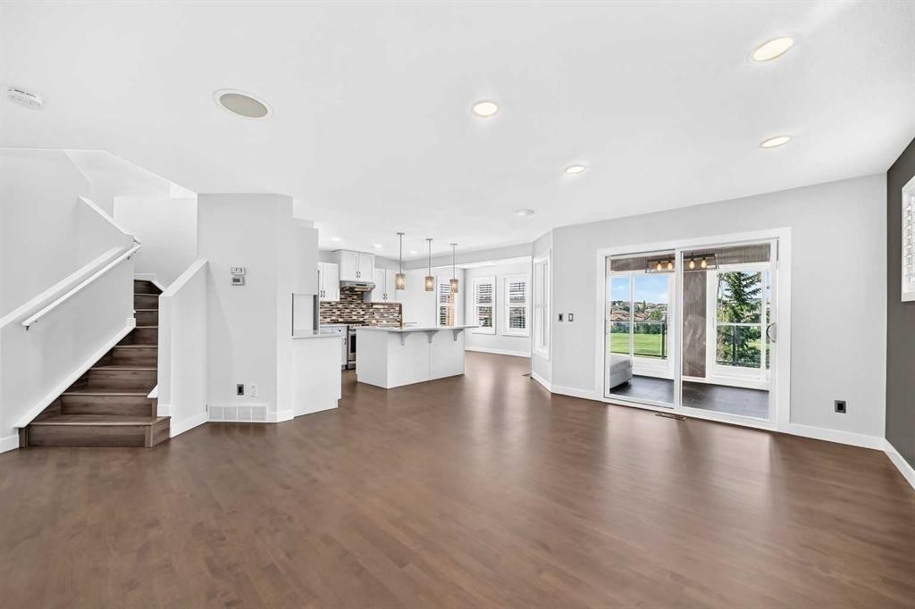 98 Panamount Villas Nw, Calgary, AB - Indoor Photo Showing Living Room