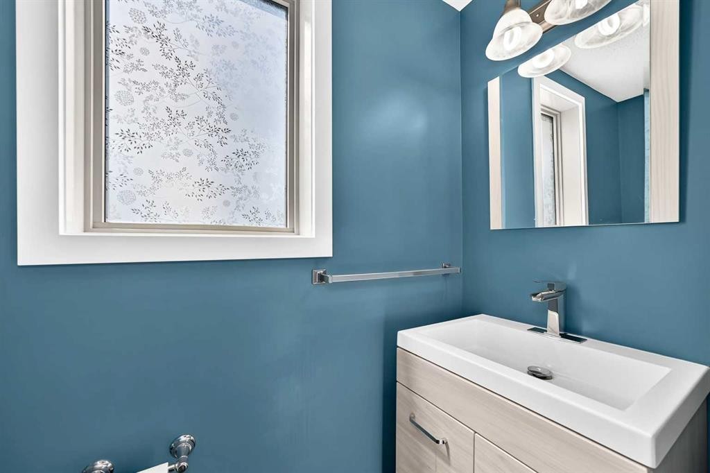 98 Panamount Villas Nw, Calgary, AB - Indoor Photo Showing Bathroom