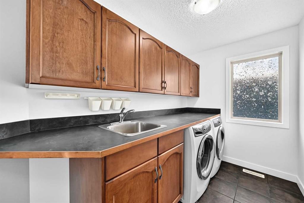 98 Panamount Villas Nw, Calgary, AB - Indoor Photo Showing Laundry Room