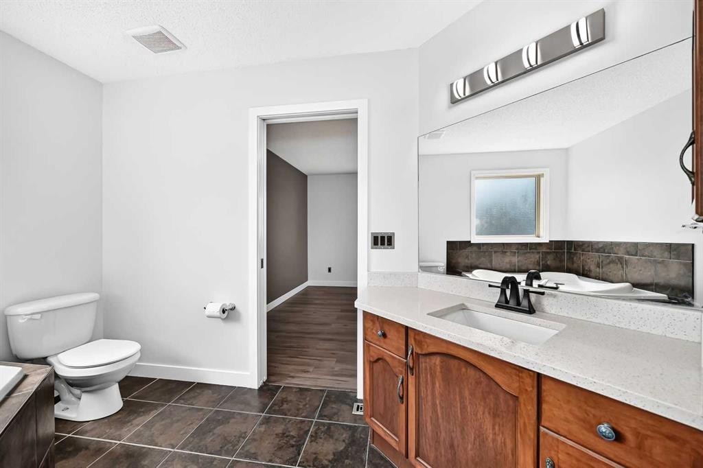 98 Panamount Villas Nw, Calgary, AB - Indoor Photo Showing Bathroom