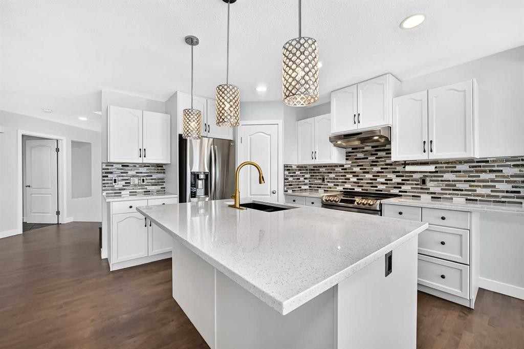 98 Panamount Villas Nw, Calgary, AB - Indoor Photo Showing Kitchen With Upgraded Kitchen