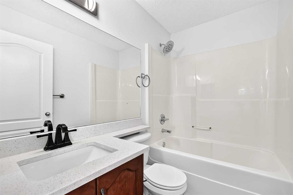 98 Panamount Villas Nw, Calgary, AB - Indoor Photo Showing Bathroom