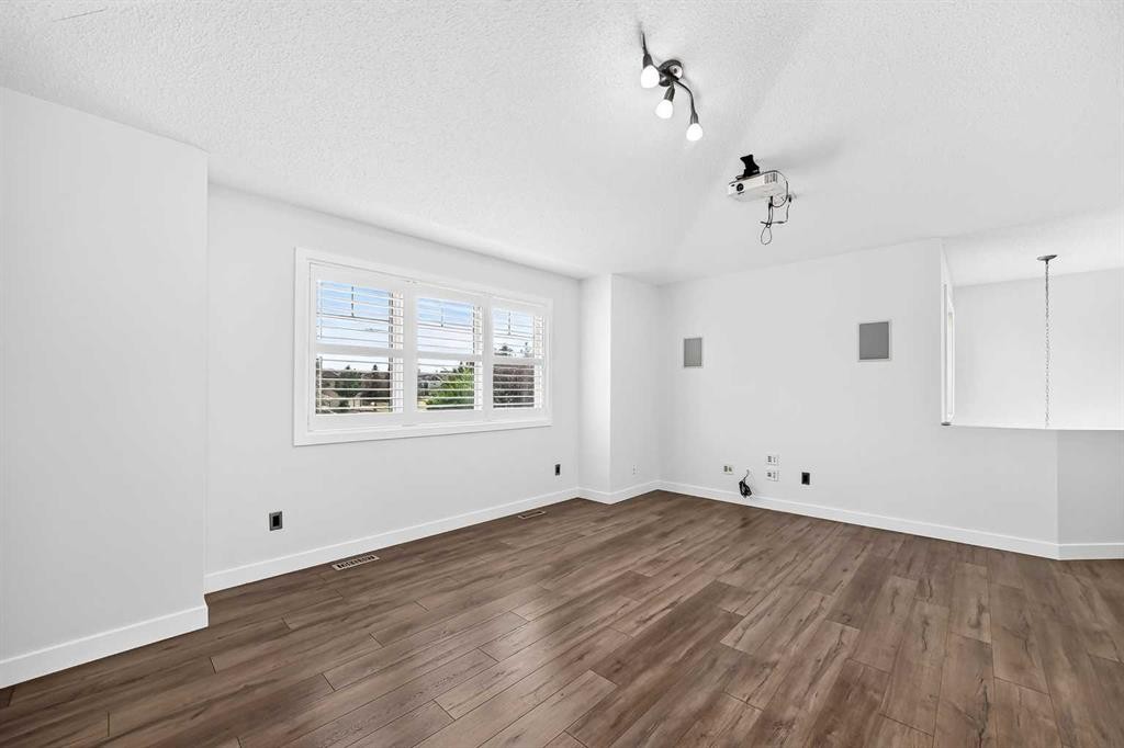 98 Panamount Villas Nw, Calgary, AB - Indoor Photo Showing Other Room