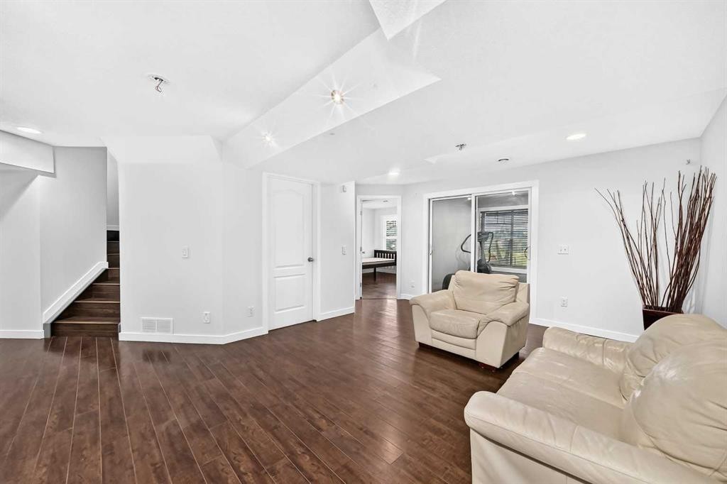 98 Panamount Villas Nw, Calgary, AB - Indoor Photo Showing Living Room