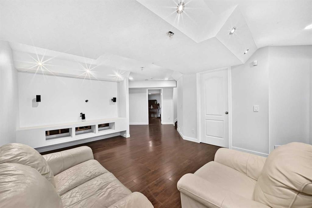 98 Panamount Villas Nw, Calgary, AB - Indoor Photo Showing Other Room