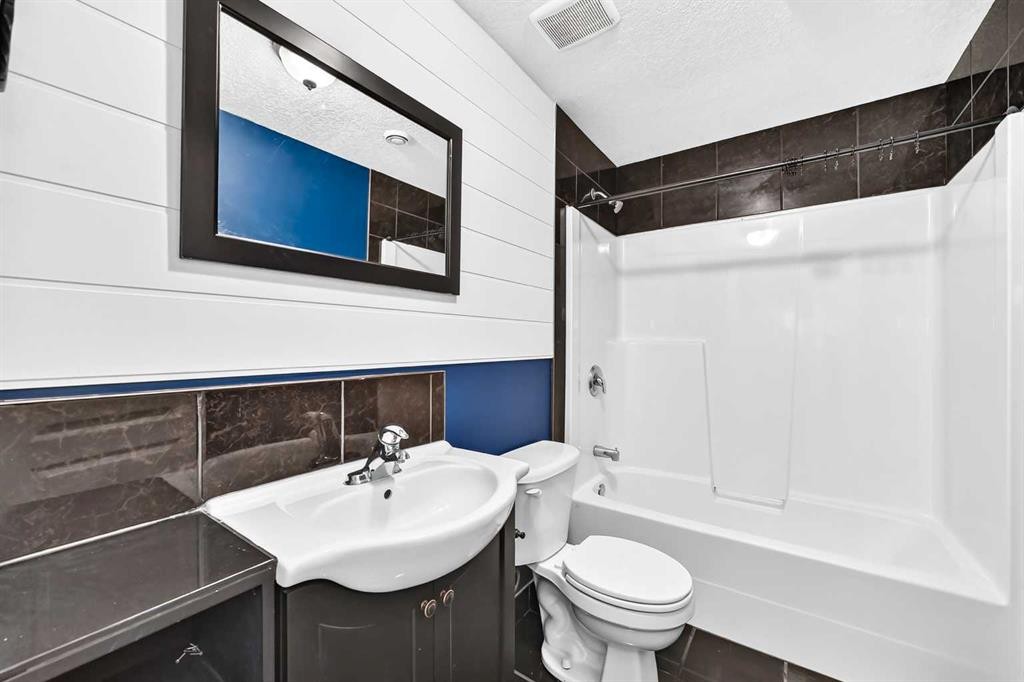 98 Panamount Villas Nw, Calgary, AB - Indoor Photo Showing Bathroom
