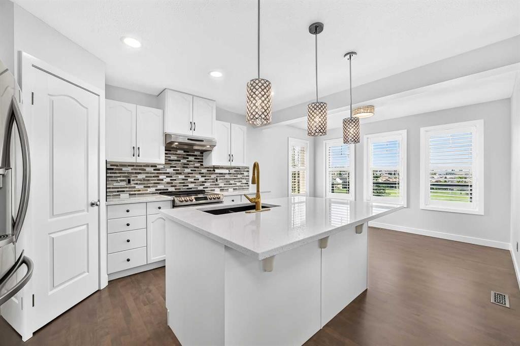 98 Panamount Villas Nw, Calgary, AB - Indoor Photo Showing Kitchen With Upgraded Kitchen