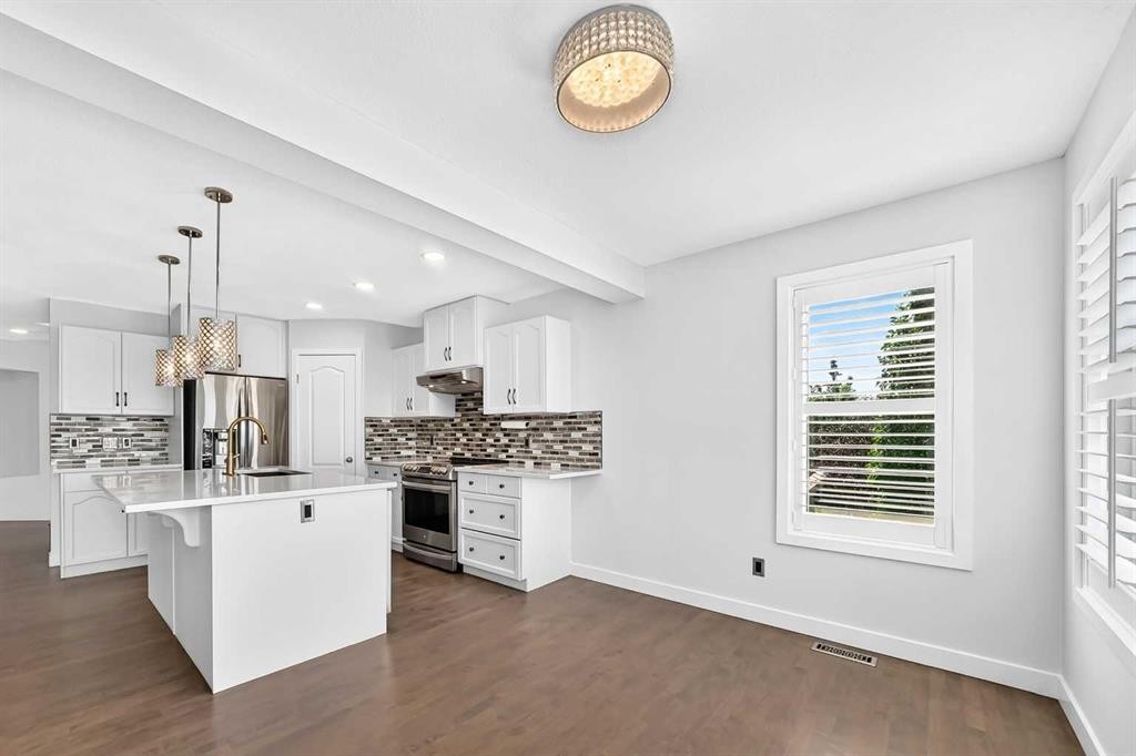 98 Panamount Villas Nw, Calgary, AB - Indoor Photo Showing Kitchen With Upgraded Kitchen