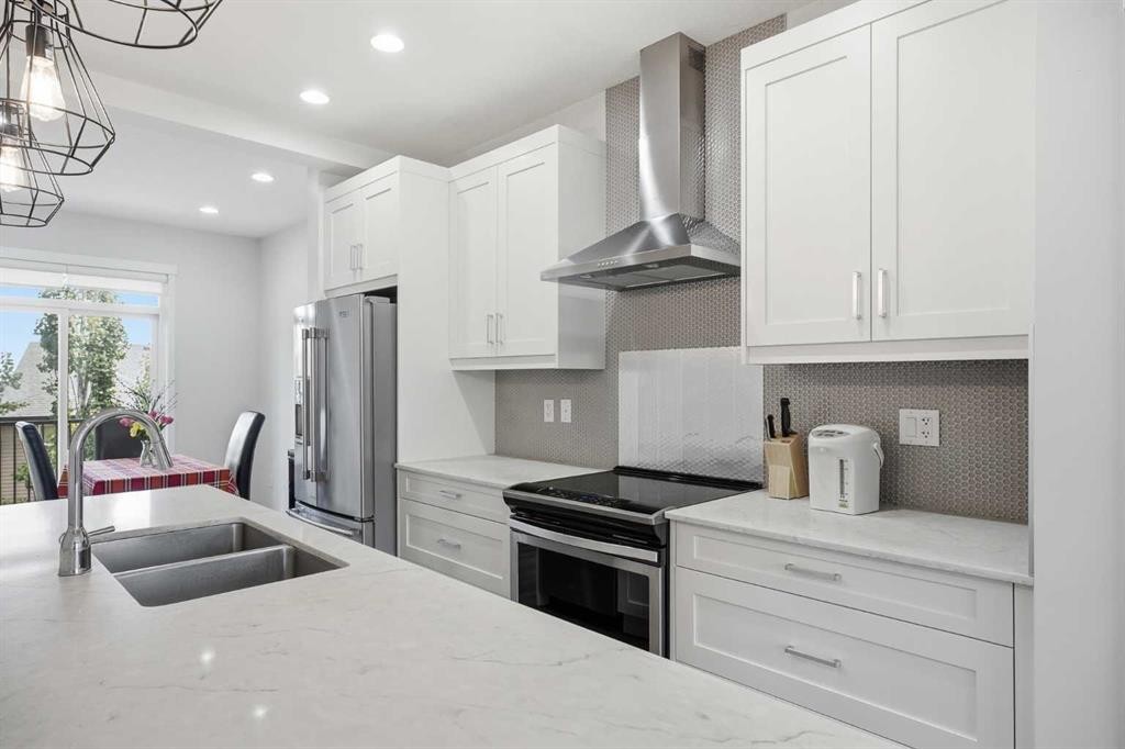 611-355 Nolancrest Heights Nw, Calgary, AB - Indoor Photo Showing Kitchen With Stainless Steel Kitchen With Double Sink With Upgraded Kitchen