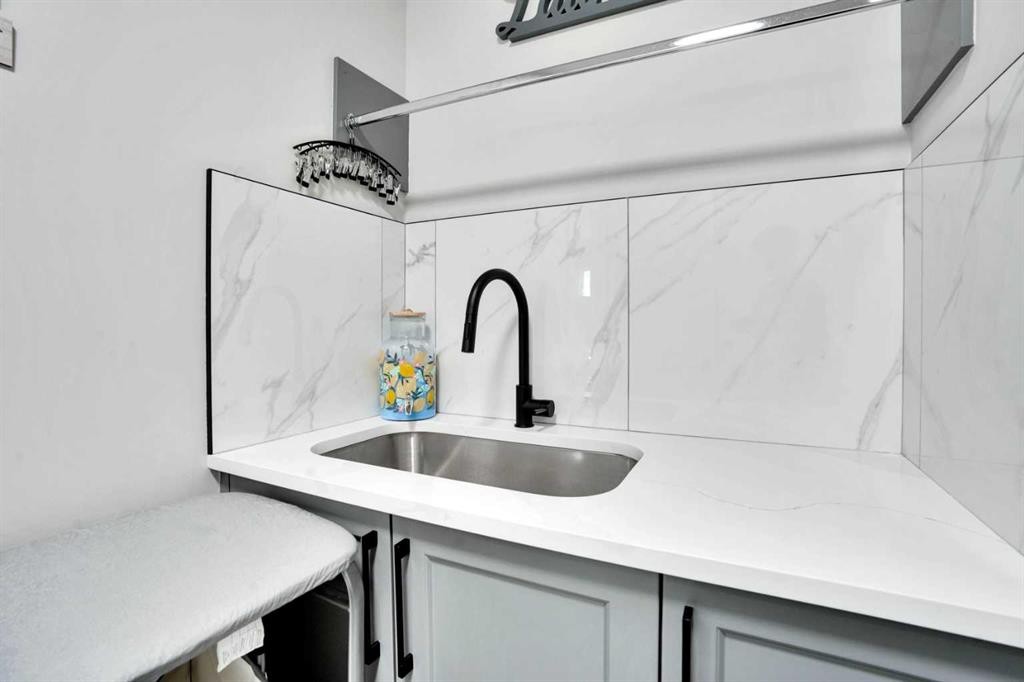 36 Waterford Terrace, Chestermere, AB - Indoor Photo Showing Kitchen