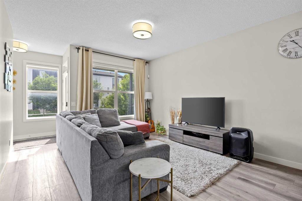 867 Walgrove Boulevard Se, Calgary, AB - Indoor Photo Showing Living Room