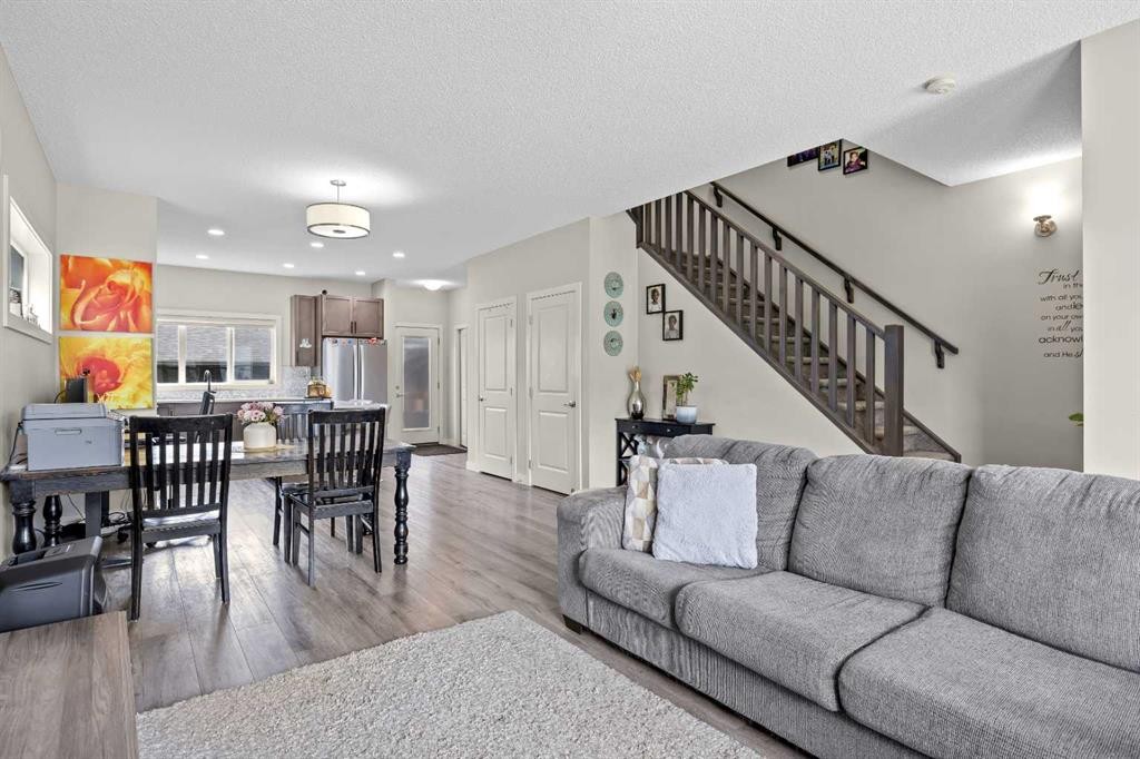867 Walgrove Boulevard Se, Calgary, AB - Indoor Photo Showing Living Room