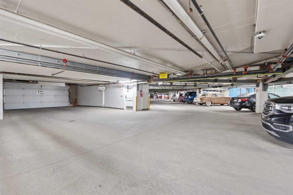 1203-1818 Simcoe Boulevard Sw, Calgary, AB - Indoor Photo Showing Garage