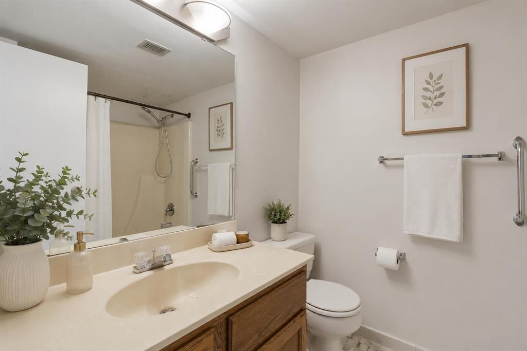 401-145 Point Drive Nw, Calgary, AB - Indoor Photo Showing Bathroom