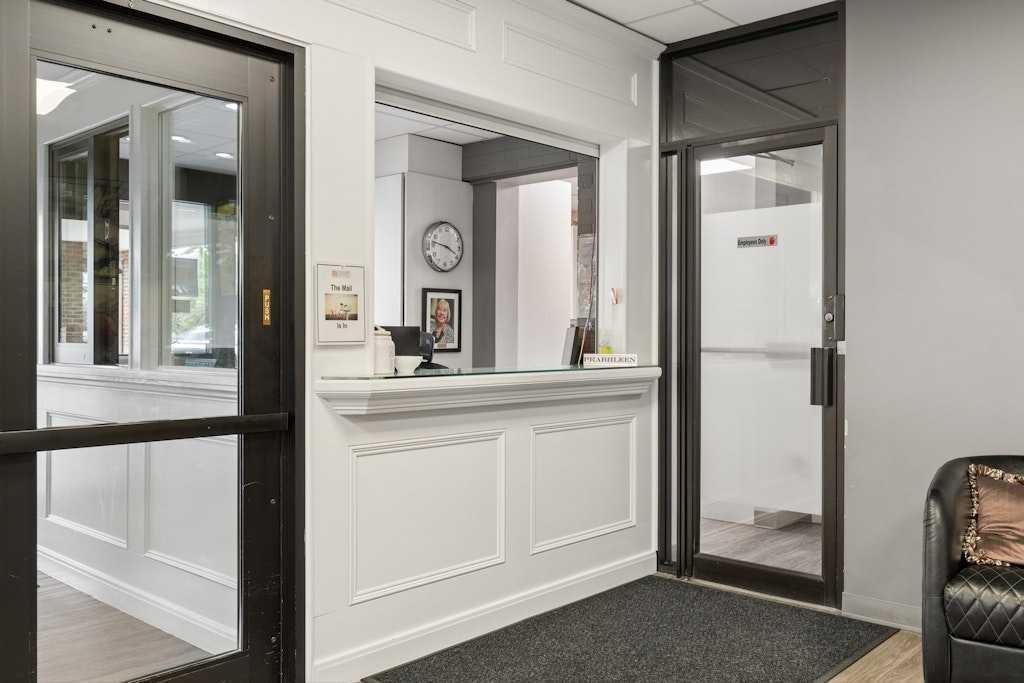 401-145 Point Drive Nw, Calgary, AB - Indoor Photo Showing Other Room