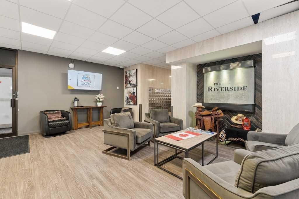 401-145 Point Drive Nw, Calgary, AB - Indoor Photo Showing Other Room
