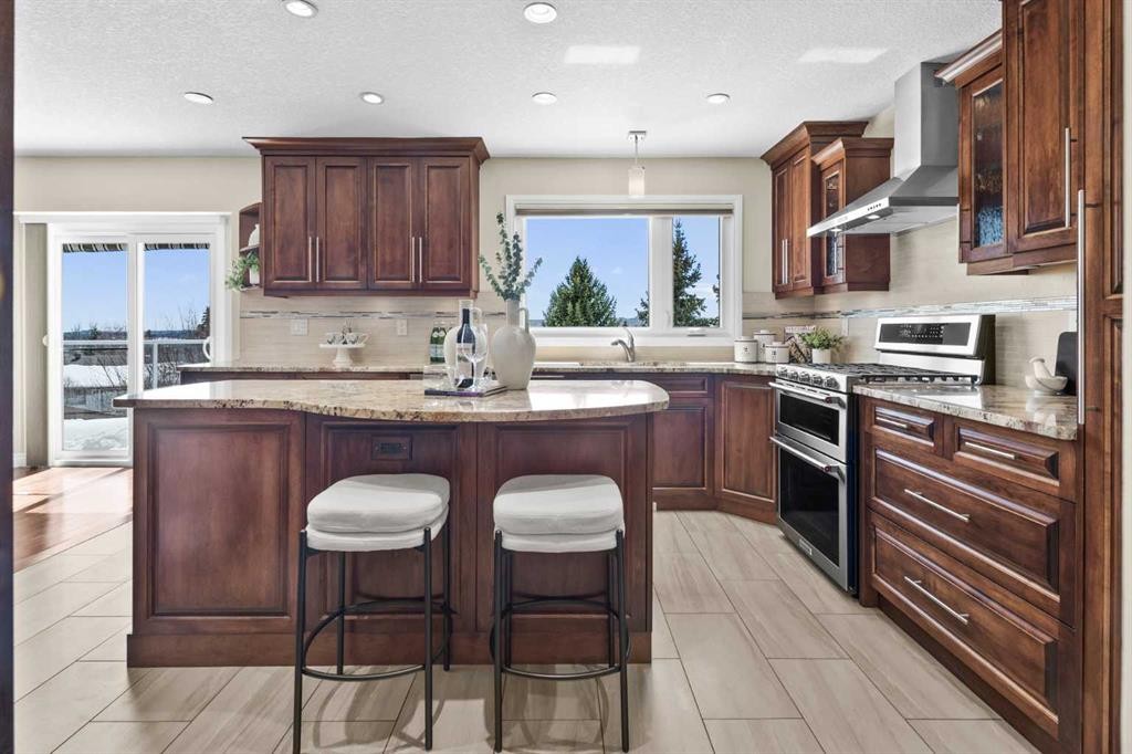 7715 67 Avenue Nw, Calgary, AB - Indoor Photo Showing Kitchen With Upgraded Kitchen