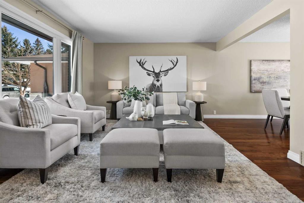 7715 67 Avenue Nw, Calgary, AB - Indoor Photo Showing Living Room