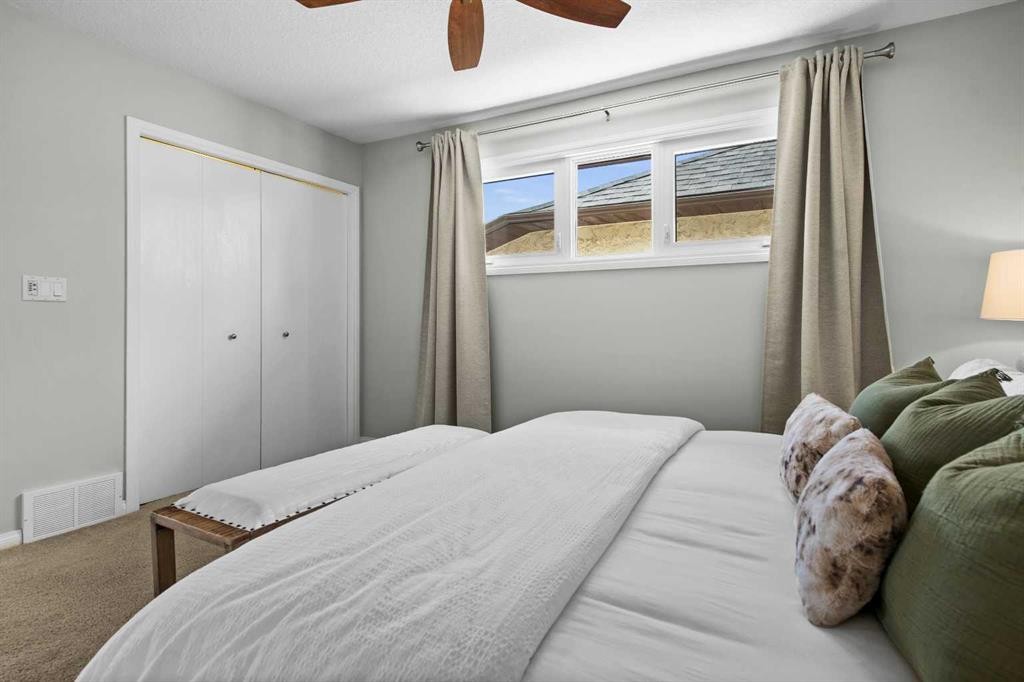 7715 67 Avenue Nw, Calgary, AB - Indoor Photo Showing Bedroom
