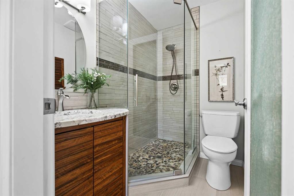7715 67 Avenue Nw, Calgary, AB - Indoor Photo Showing Bathroom