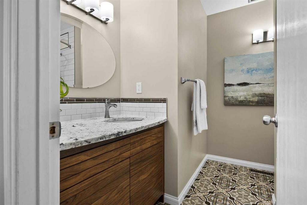 7715 67 Avenue Nw, Calgary, AB - Indoor Photo Showing Bathroom