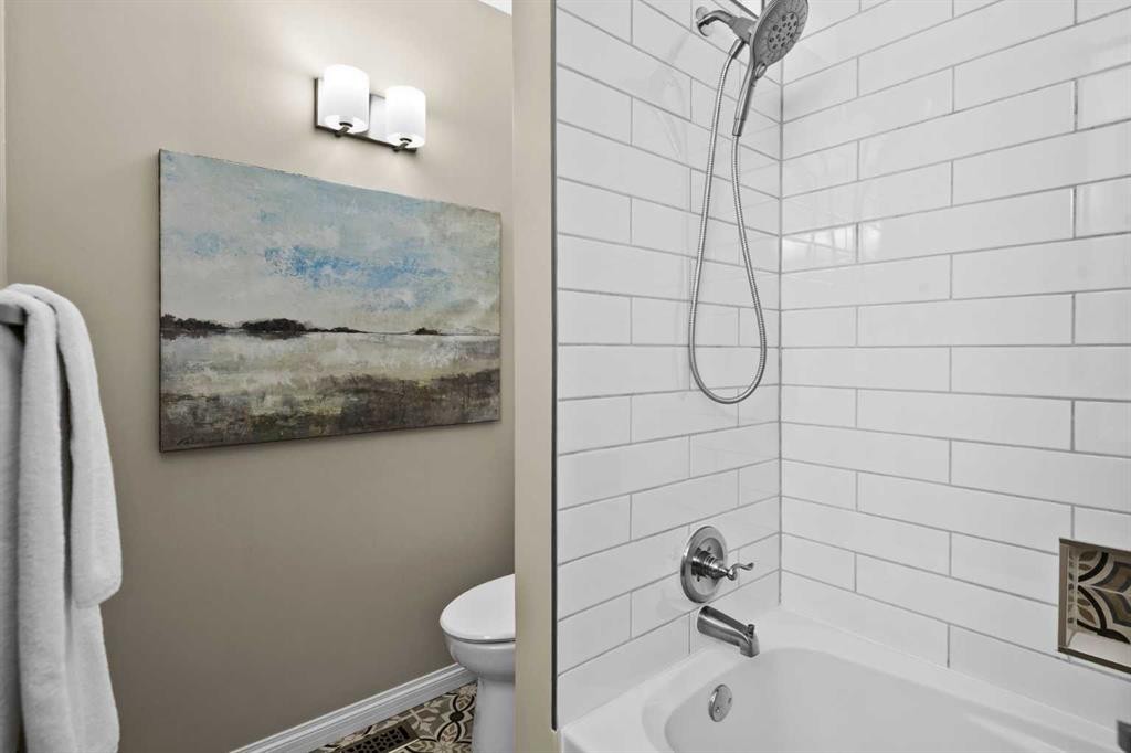 7715 67 Avenue Nw, Calgary, AB - Indoor Photo Showing Bathroom