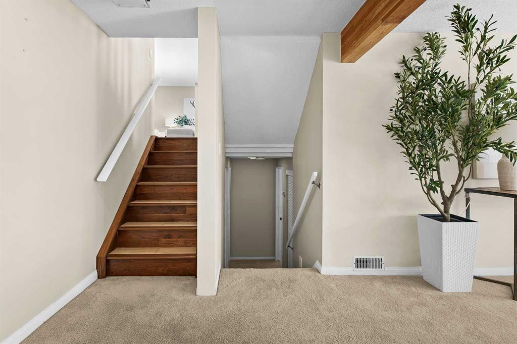 7715 67 Avenue Nw, Calgary, AB - Indoor Photo Showing Other Room