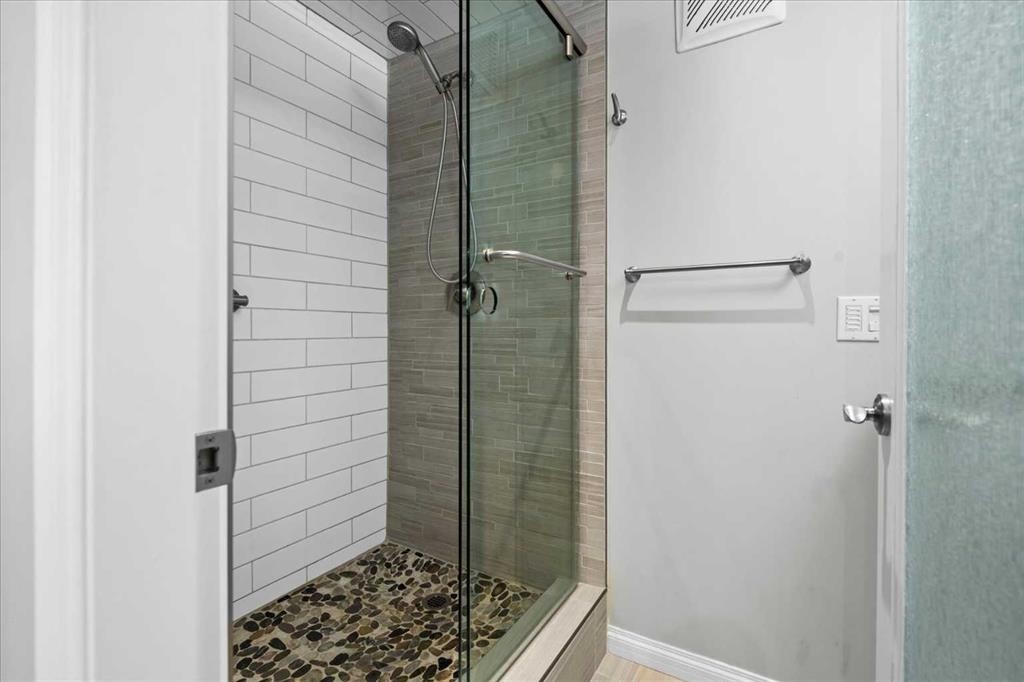 7715 67 Avenue Nw, Calgary, AB - Indoor Photo Showing Bathroom