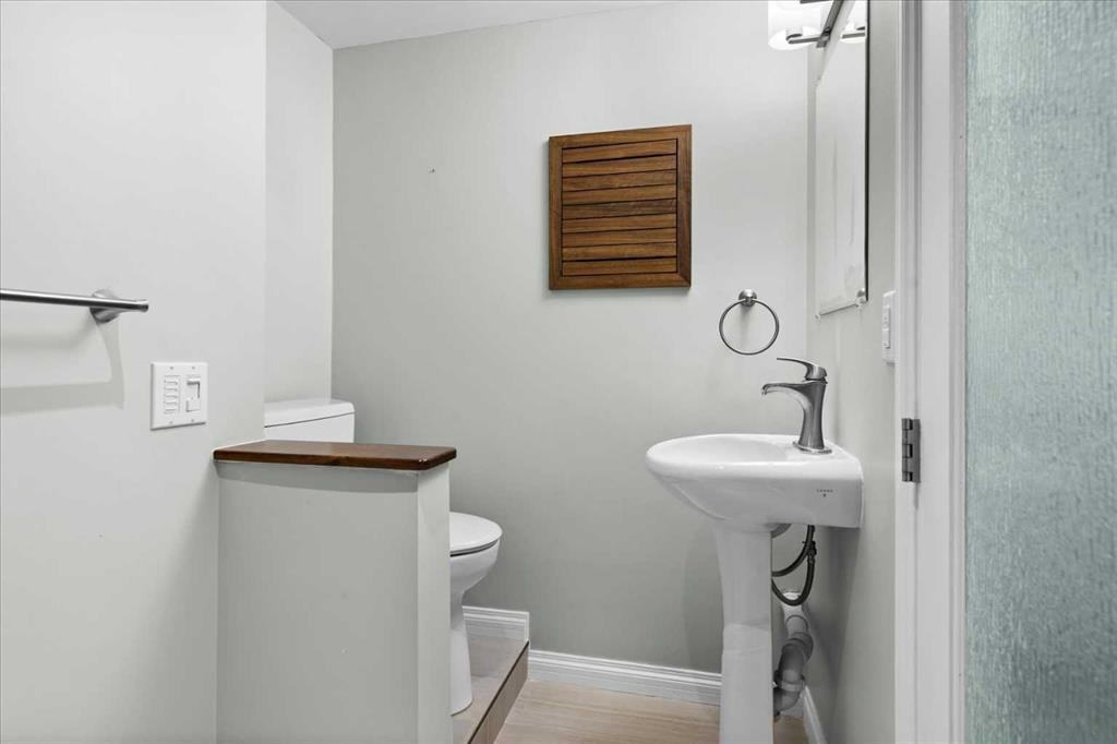 7715 67 Avenue Nw, Calgary, AB - Indoor Photo Showing Bathroom