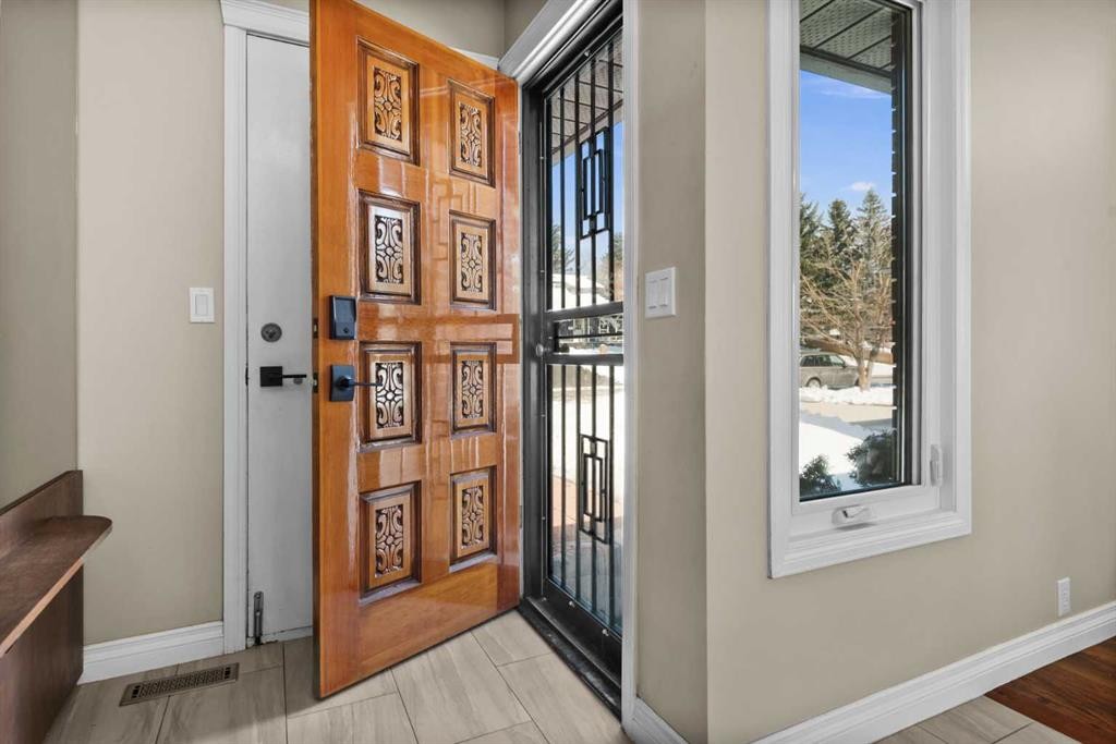 7715 67 Avenue Nw, Calgary, AB - Indoor Photo Showing Other Room
