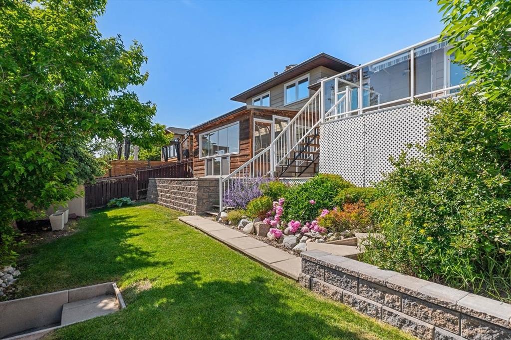 7715 67 Avenue Nw, Calgary, AB - Outdoor
