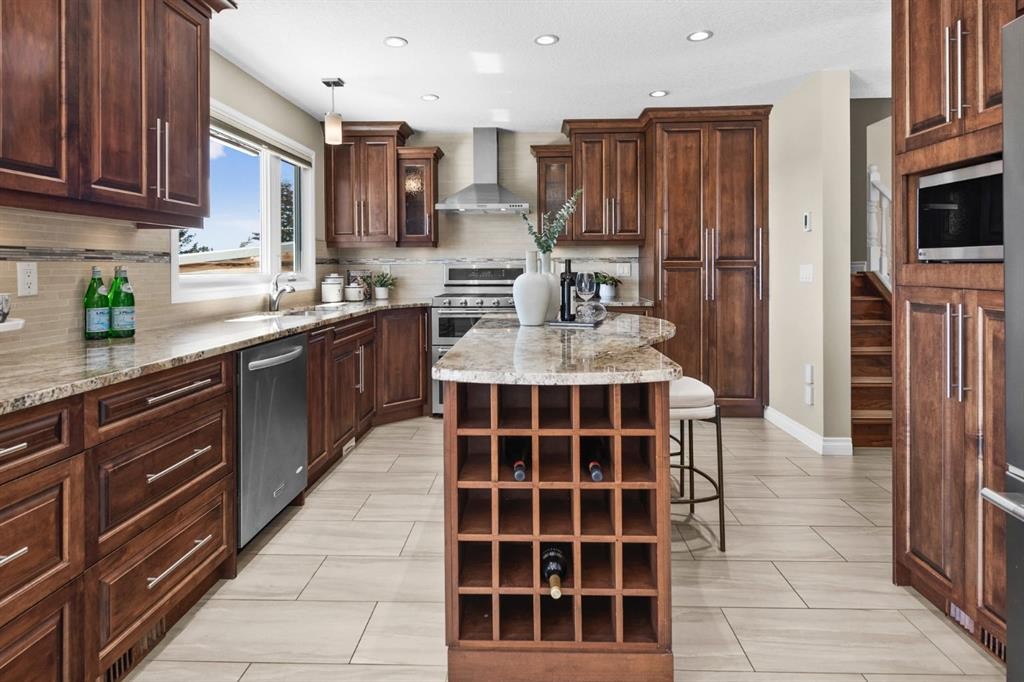 7715 67 Avenue Nw, Calgary, AB - Indoor Photo Showing Kitchen With Upgraded Kitchen