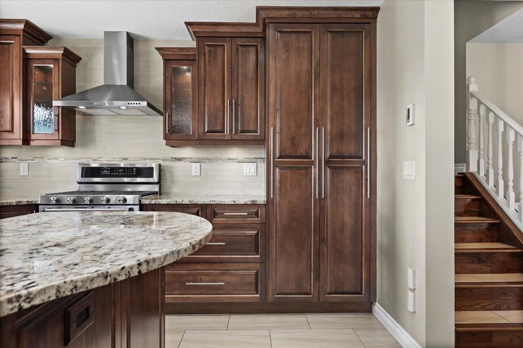 7715 67 Avenue Nw, Calgary, AB - Indoor Photo Showing Kitchen