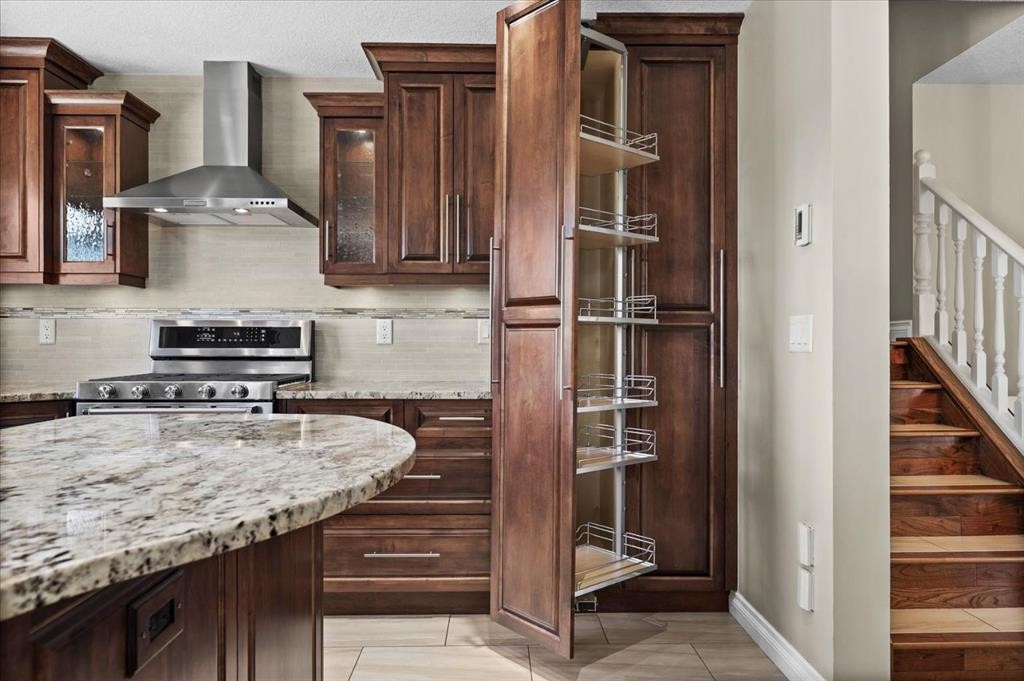 7715 67 Avenue Nw, Calgary, AB - Indoor Photo Showing Kitchen