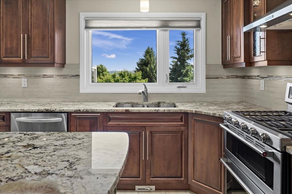 7715 67 Avenue Nw, Calgary, AB - Indoor Photo Showing Kitchen With Double Sink With Upgraded Kitchen