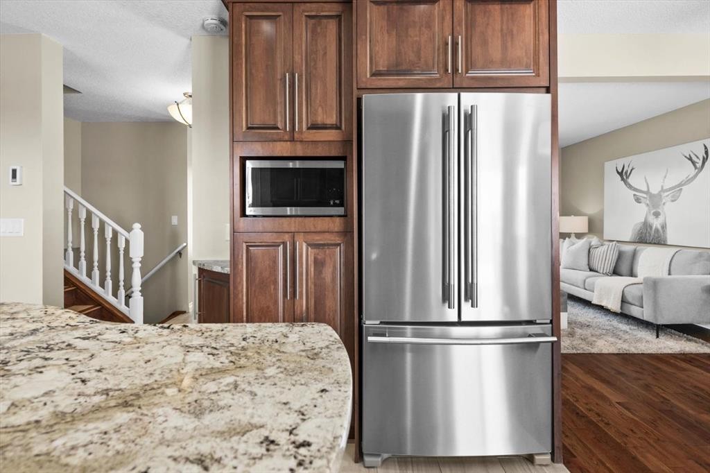 7715 67 Avenue Nw, Calgary, AB - Indoor Photo Showing Kitchen