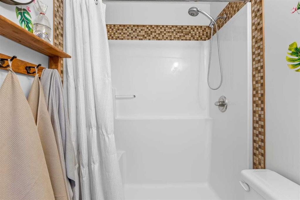317 Mcleod Crescent, Diamond Valley, AB - Indoor Photo Showing Bathroom