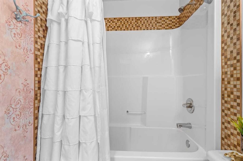 317 Mcleod Crescent, Diamond Valley, AB - Indoor Photo Showing Bathroom