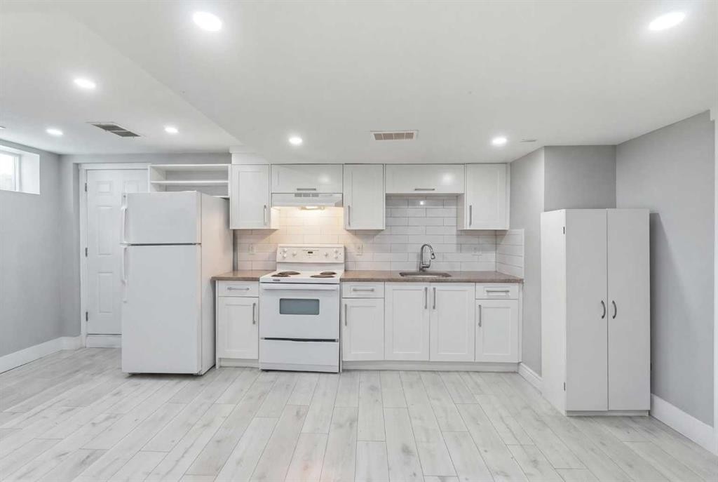 99 Pinecliff Close, Calgary, AB - Indoor Photo Showing Kitchen