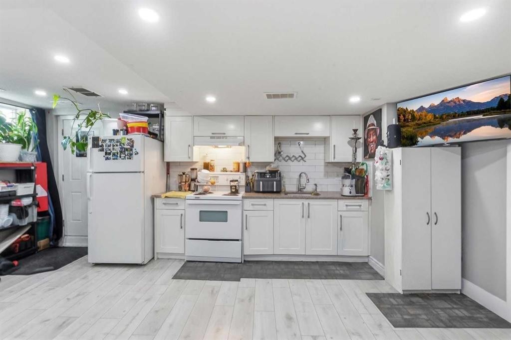 99 Pinecliff Close, Calgary, AB - Indoor Photo Showing Kitchen