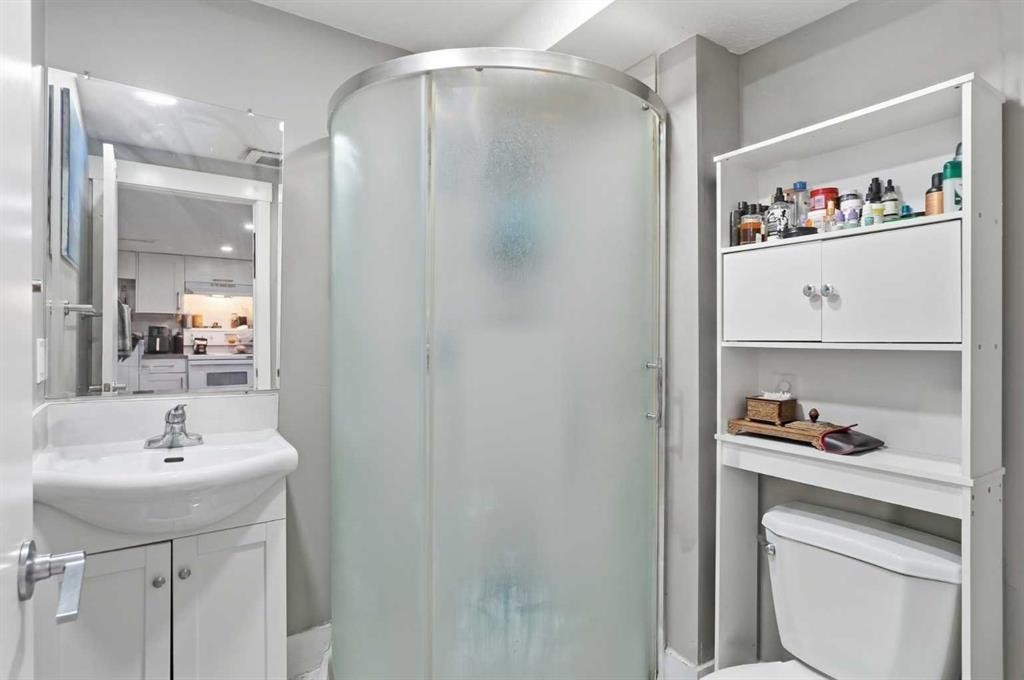 99 Pinecliff Close, Calgary, AB - Indoor Photo Showing Bathroom