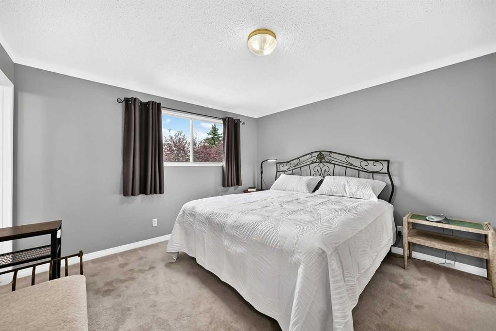43 Brabourne Mews Sw, Calgary, AB - Indoor Photo Showing Bedroom