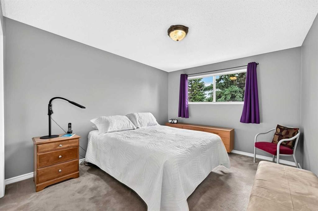 43 Brabourne Mews Sw, Calgary, AB - Indoor Photo Showing Bedroom
