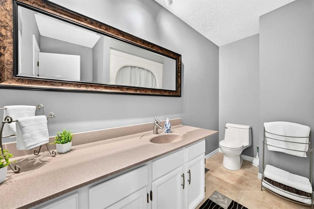 43 Brabourne Mews Sw, Calgary, AB - Indoor Photo Showing Bathroom