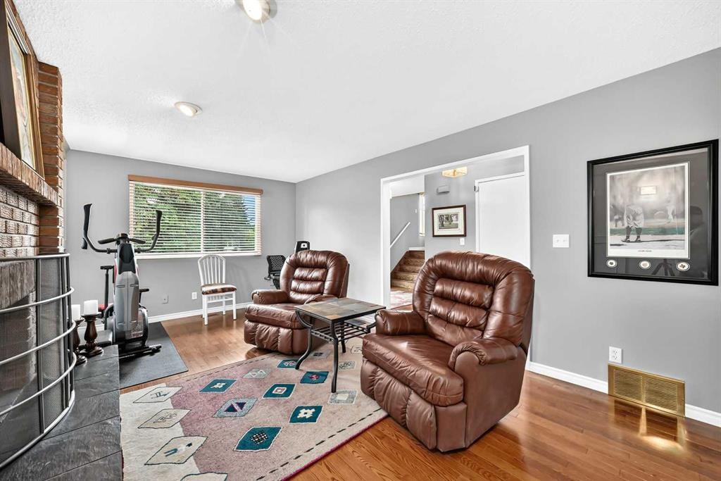 43 Brabourne Mews Sw, Calgary, AB - Indoor Photo Showing Living Room