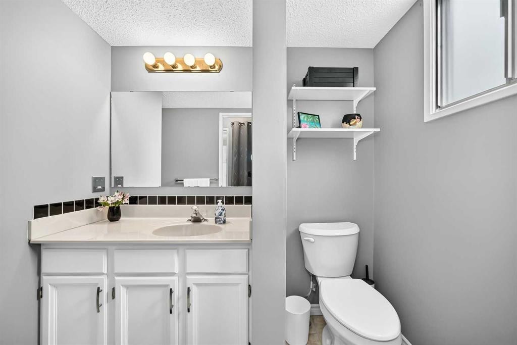 43 Brabourne Mews Sw, Calgary, AB - Indoor Photo Showing Bathroom