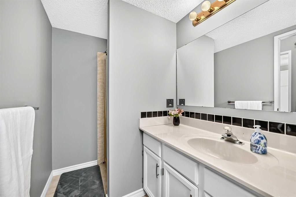 43 Brabourne Mews Sw, Calgary, AB - Indoor Photo Showing Bathroom