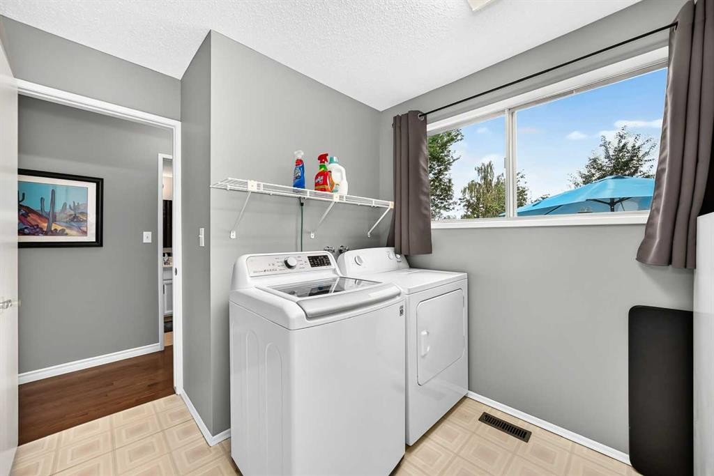 43 Brabourne Mews Sw, Calgary, AB - Indoor Photo Showing Laundry Room