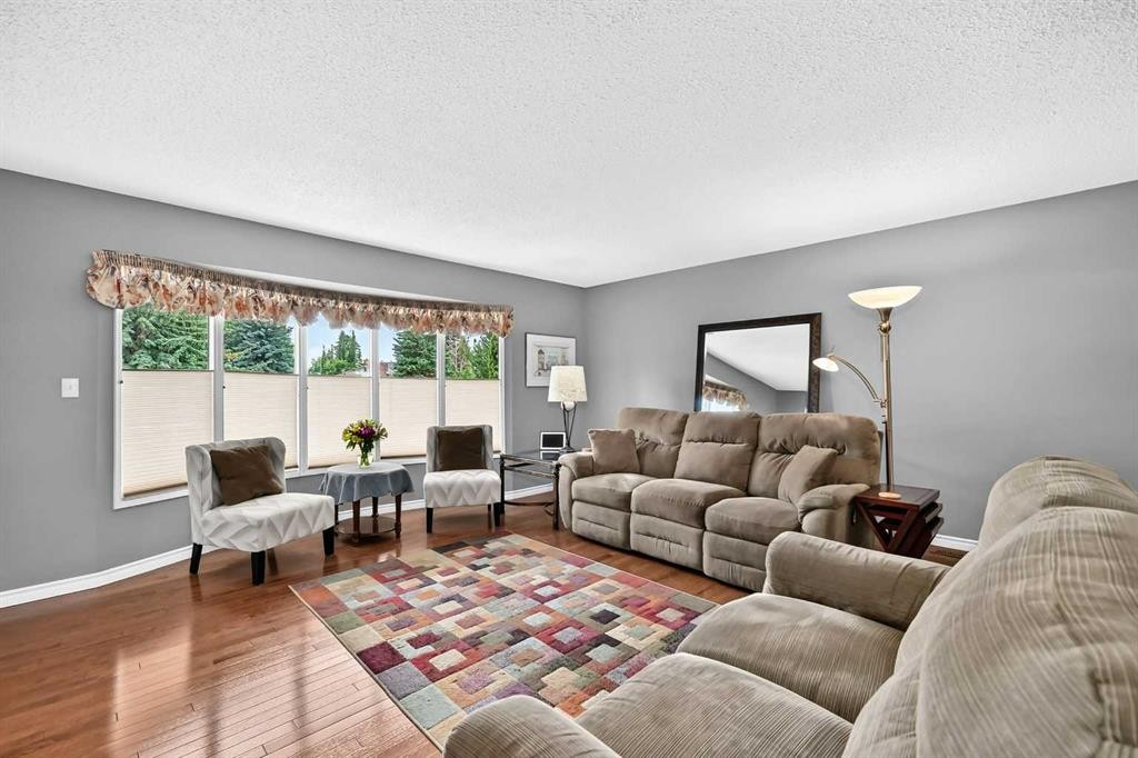 43 Brabourne Mews Sw, Calgary, AB - Indoor Photo Showing Living Room