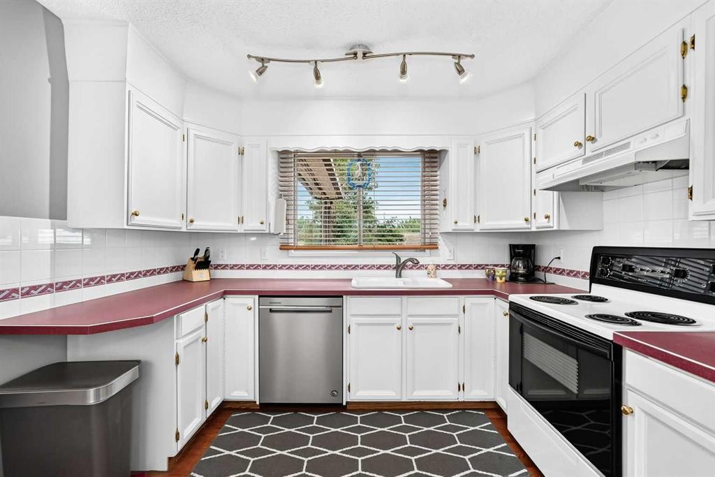 43 Brabourne Mews Sw, Calgary, AB - Indoor Photo Showing Kitchen